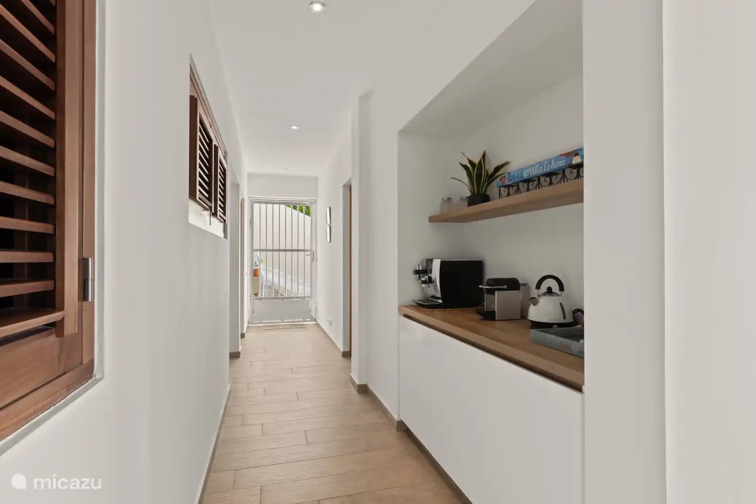 Flur Erdgeschoss mit Kaffeemaschine und Mikrowelle etc