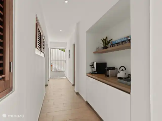 Villa Lahara huren in Curaçao, Banda Abou (west), Cas Abao - villa Hal beneden verdieping met koffie automaat en magnetron etc