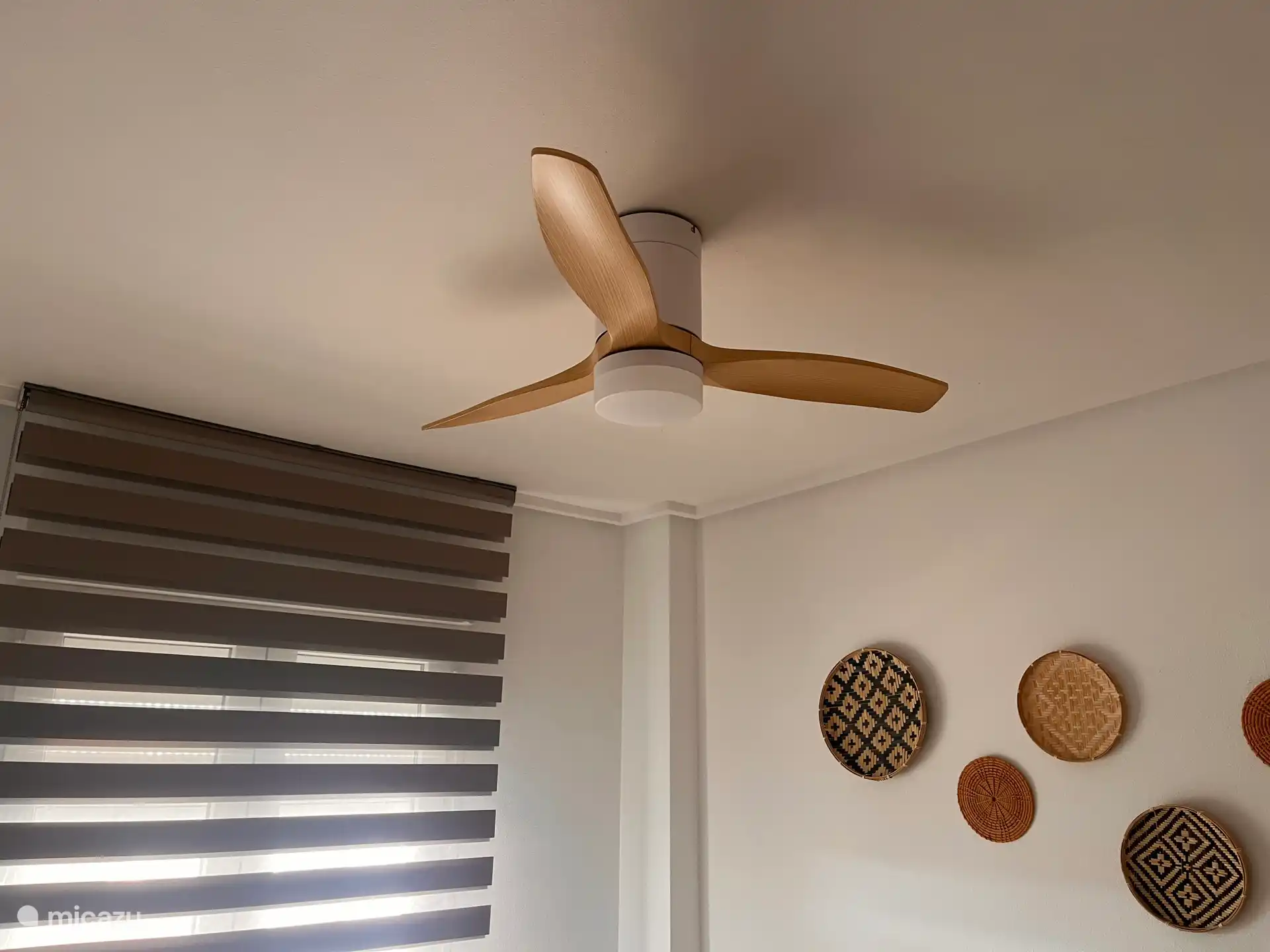 Ventiladores de techo en cada habitación 