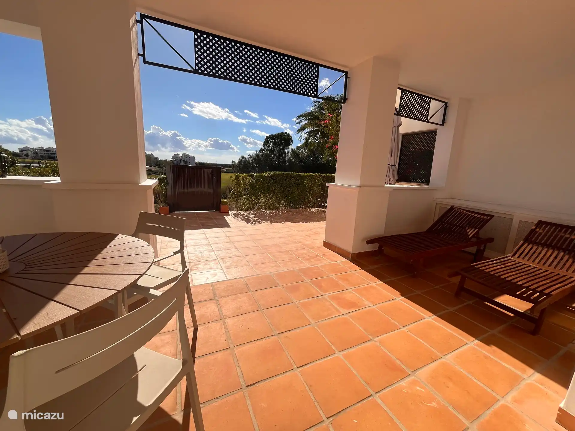 Amplia terraza con vistas al golf en primera línea