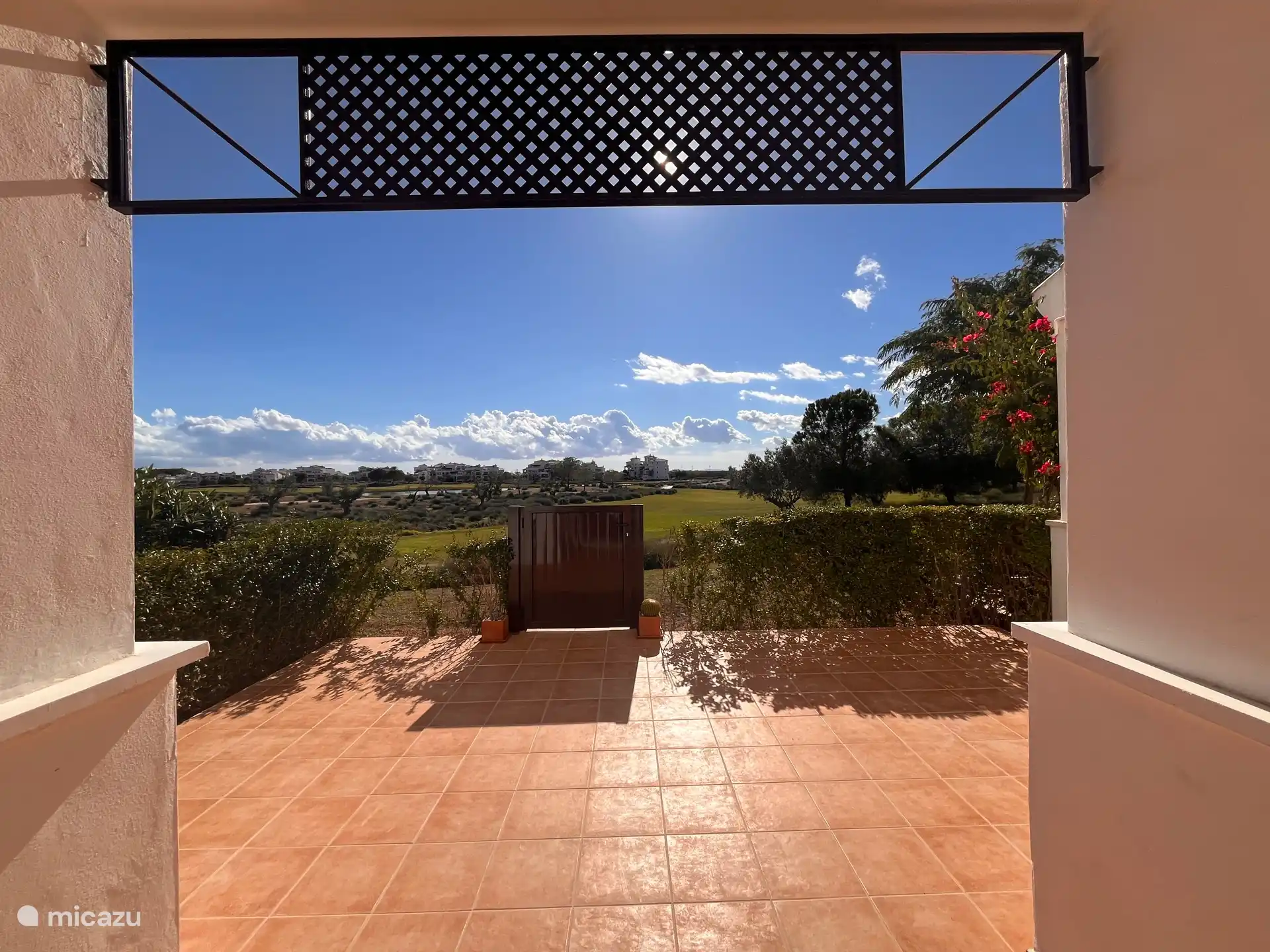 La soleada terraza con vistas al golf