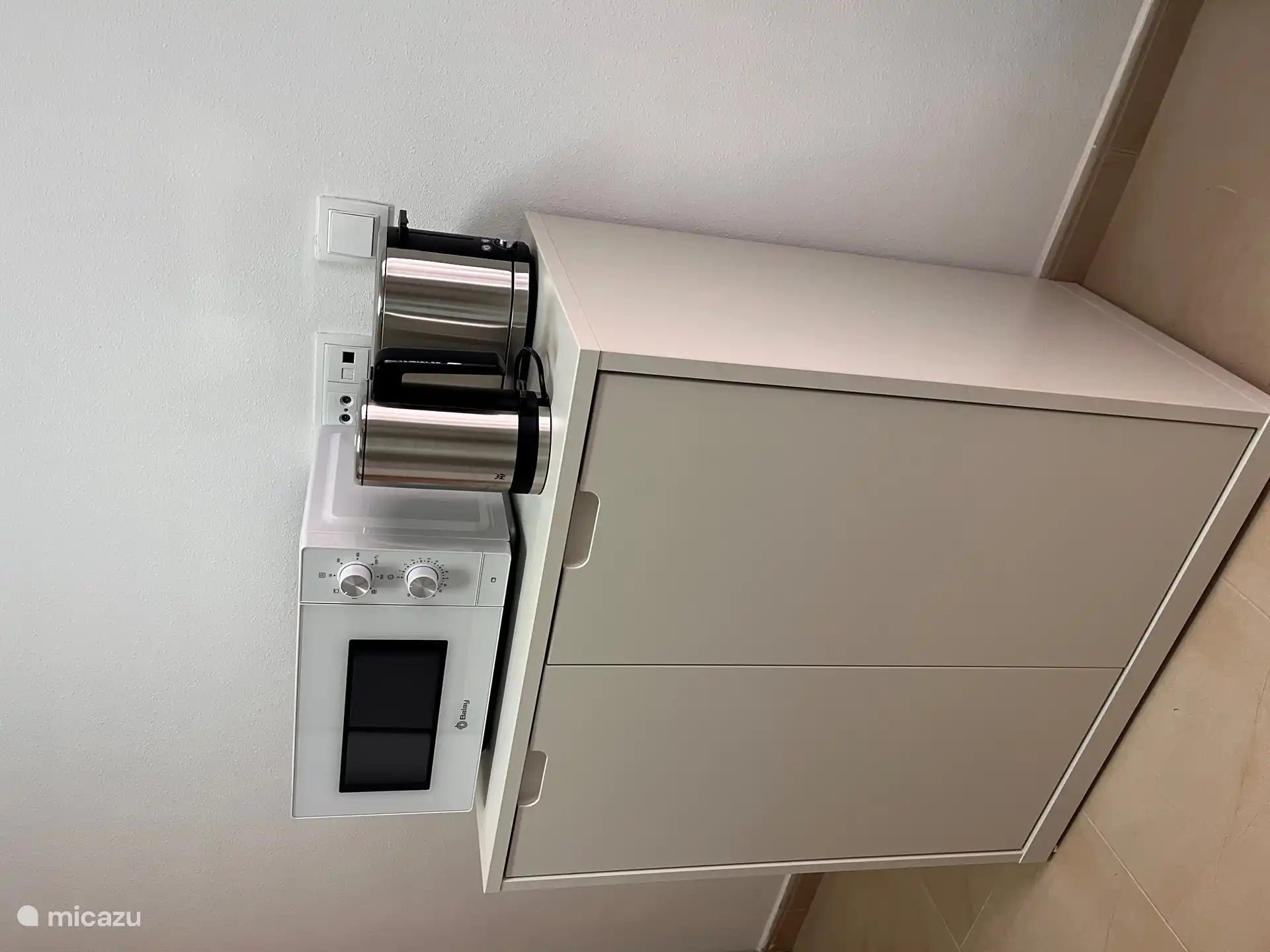 Microondas con función de grill, hervidor de agua, tostadora