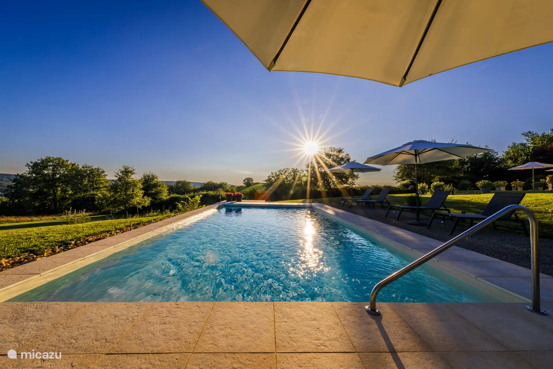 Sonnenuntergang am Pool