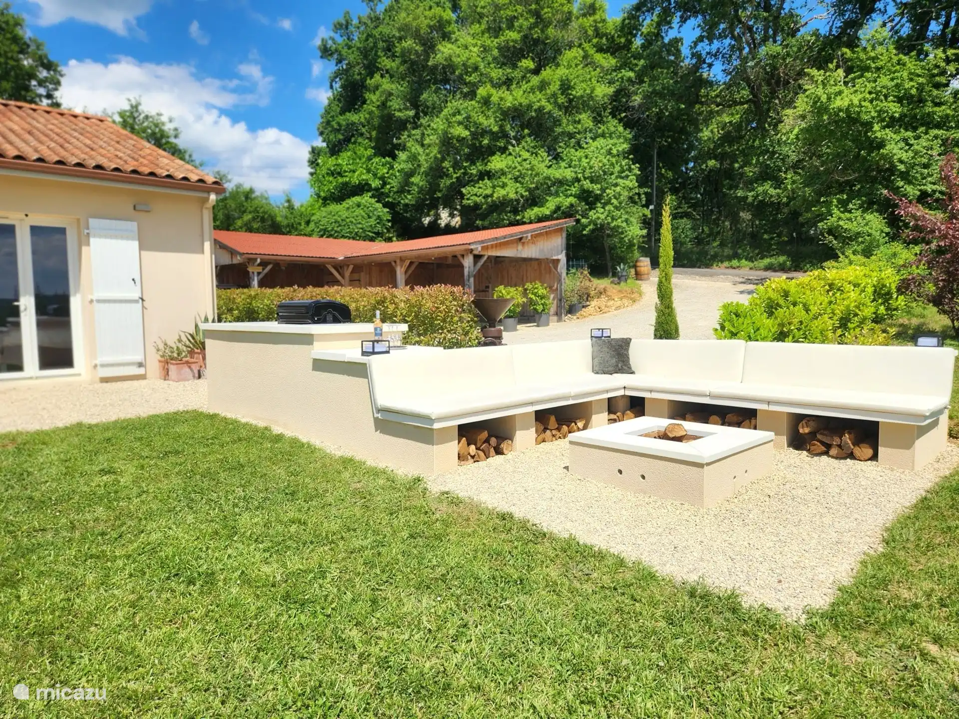 Lounge-Sitzgelegenheiten mit Hybrid-Grill