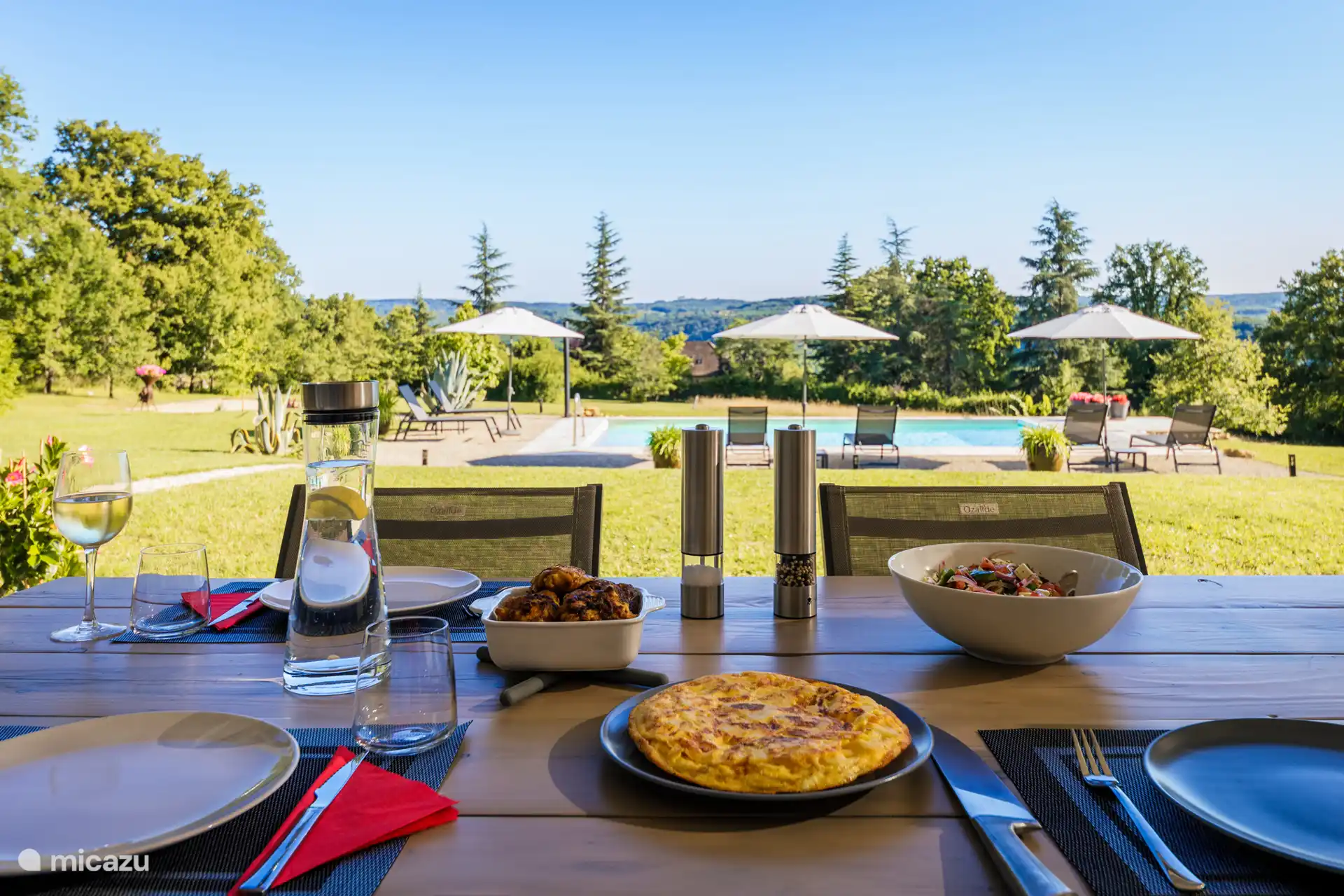 Hauptterrasse mit Blick auf den Pool