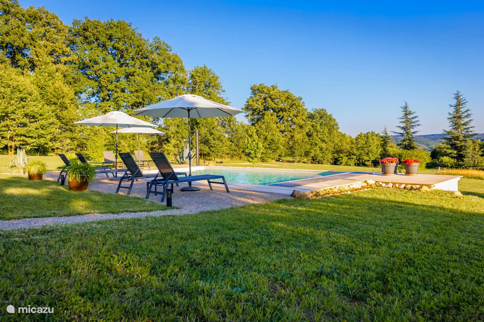 Sonne am Pool bis spät in den Abend