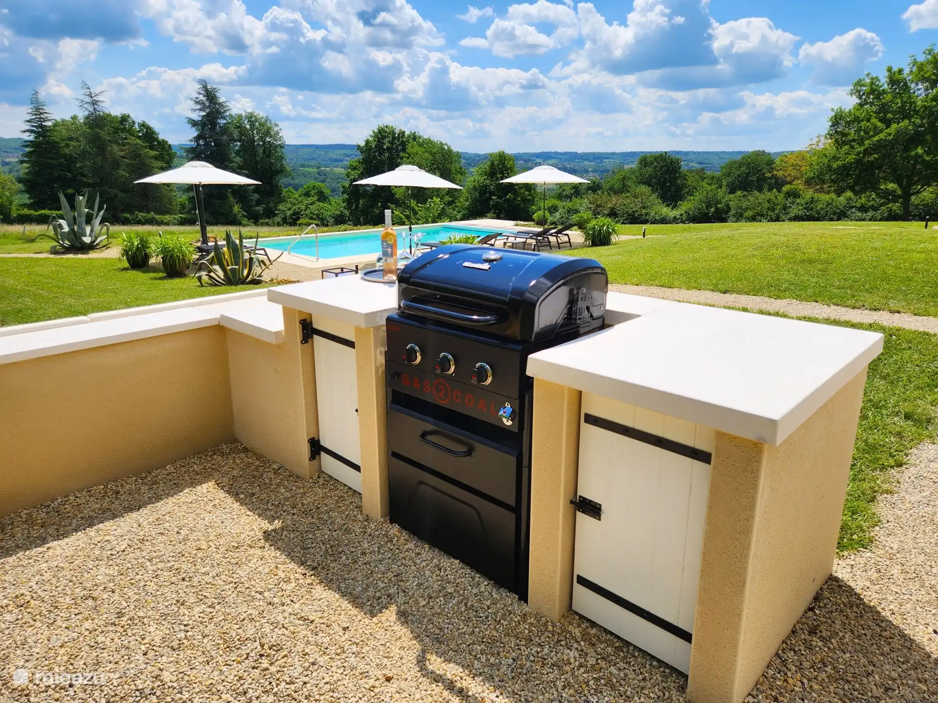 Hybrid-BBQ mit Lounge-Sitzgelegenheiten