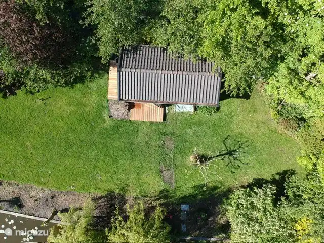 Huisje met grote omheinde tuin aan het water