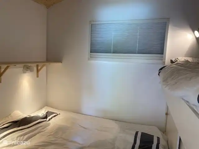 slaapkamer met 2 persoons bed en een 1 persoonsbed