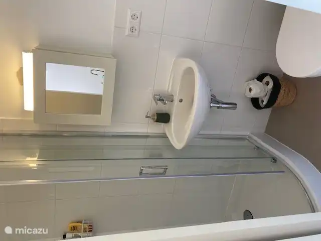 Badkamer met douche en wc