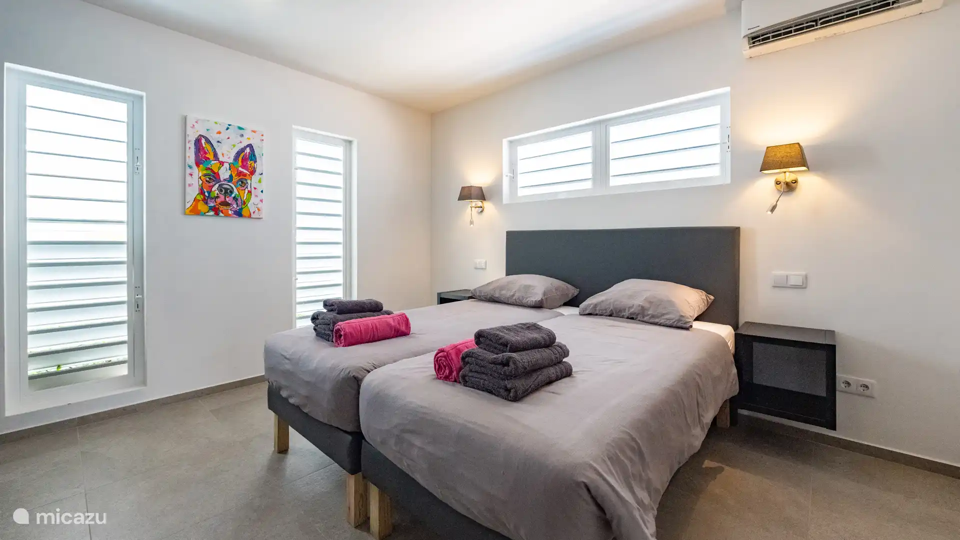 Schlafzimmer mit 220-Volt-Steckdosen, energieeffizienter Klimaanlage und bequemen Boxspringbetten