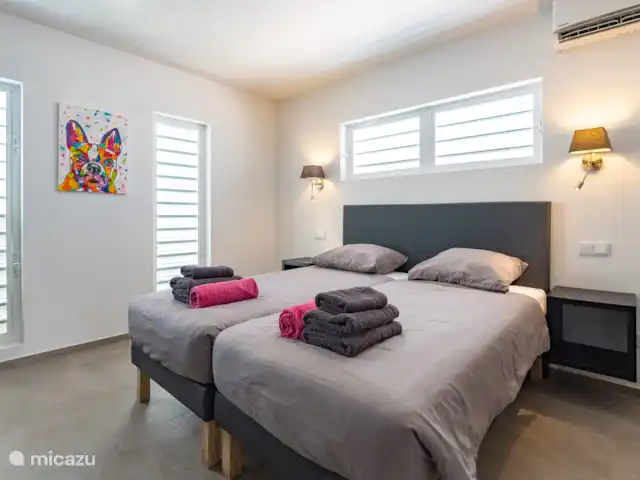 Villa La Familia Retreat, Jan Thiel | Curaçao, Banda Ariba (est), Jan Thiel - villa Chambres avec prises de courant de 220 volts, climatisation économe en énergie et lits confortables à sommier tapissier