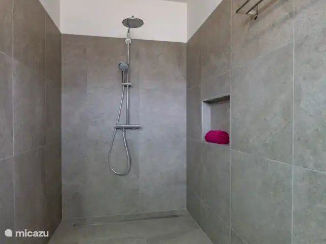 Villa La Familia Retreat, Jan Thiel | Curaçao, Banda Ariba (est), Jan Thiel - villa Salles de bains de luxe avec douche à effet pluie