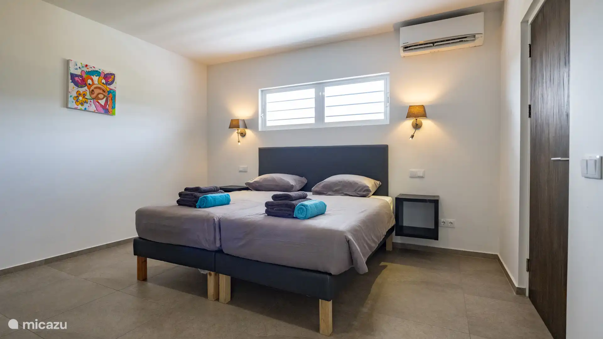 Schlafzimmer mit 220-Volt-Steckdosen, energieeffizienter Klimaanlage und bequemen Boxspringbetten