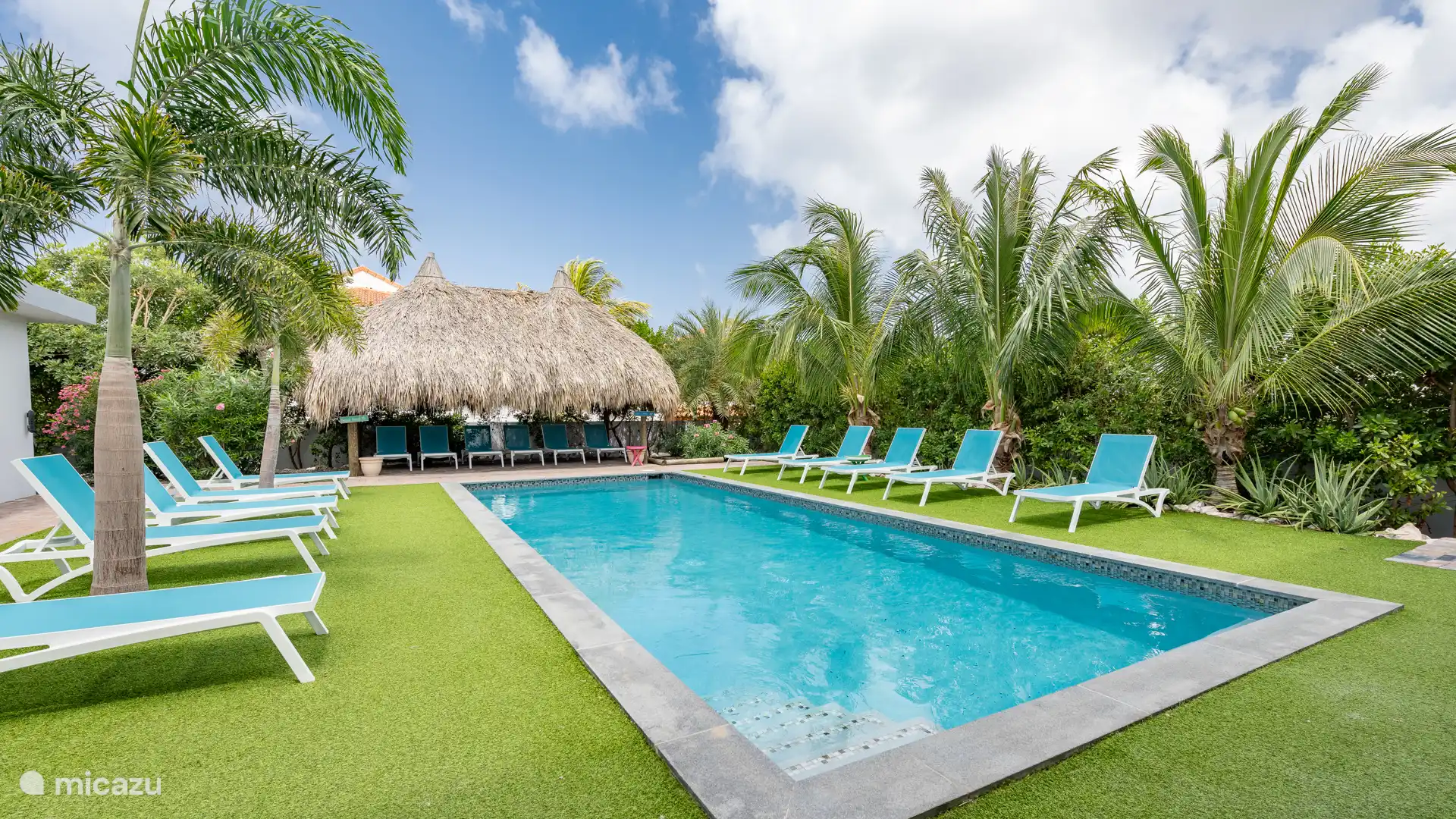 Entspannen Sie sich mit der ganzen Familie oder einer Gruppe von Freunden an Ihrem eigenen Pool