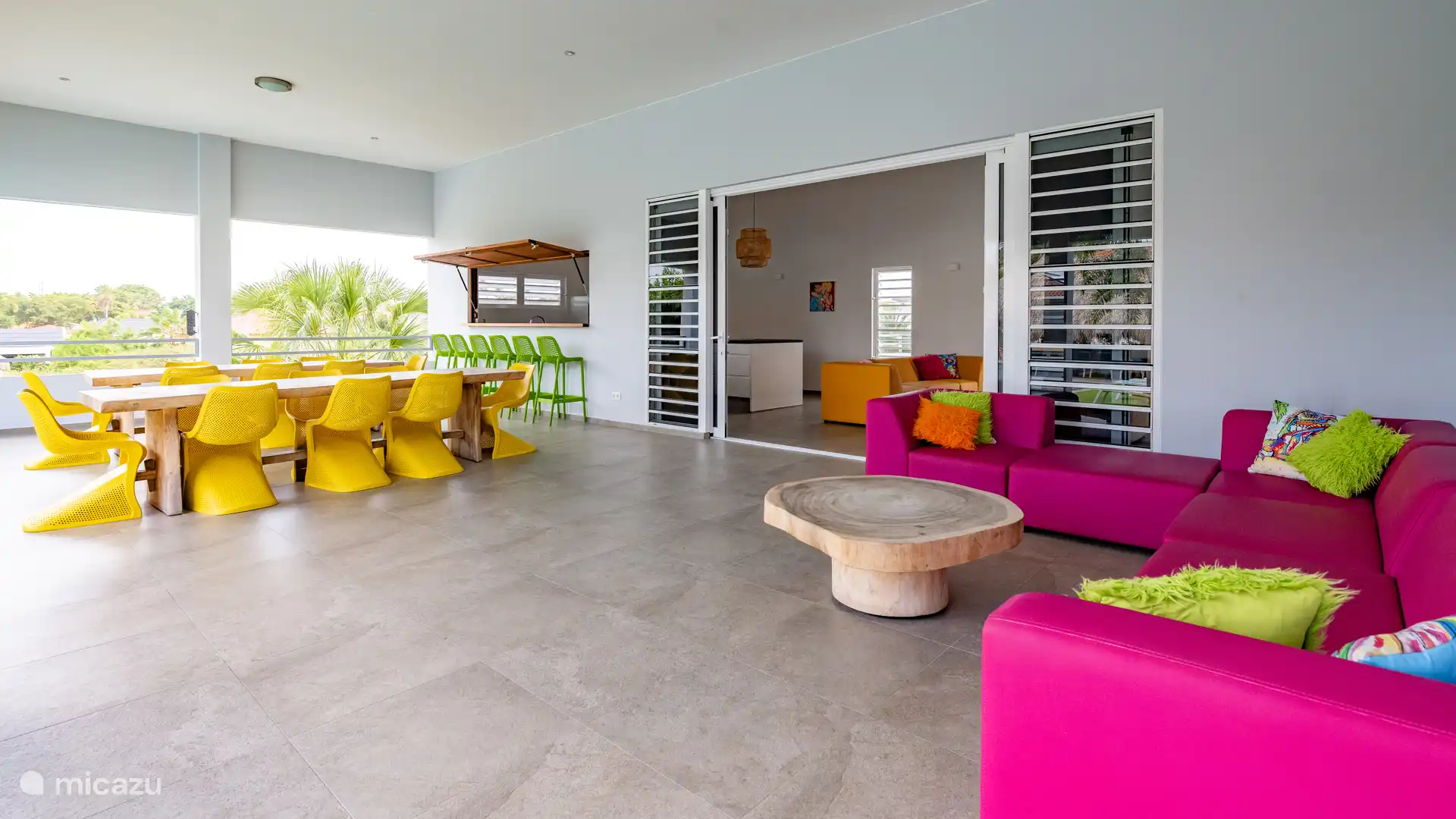 Überdachte Terrasse mit Lounge-Set