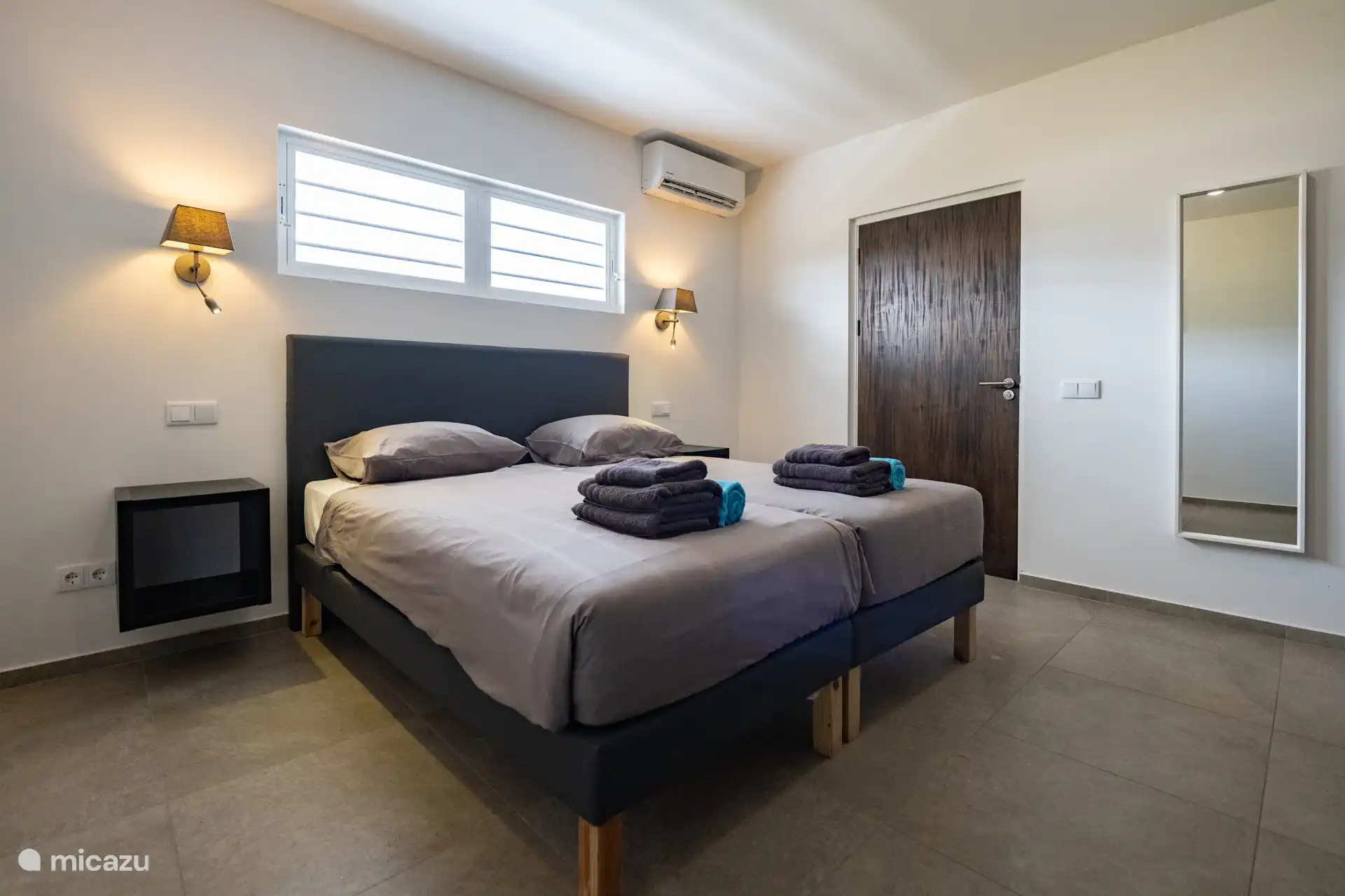 Schlafzimmer mit 220-Volt-Steckdosen, energieeffizienter Klimaanlage und bequemen Boxspringbetten