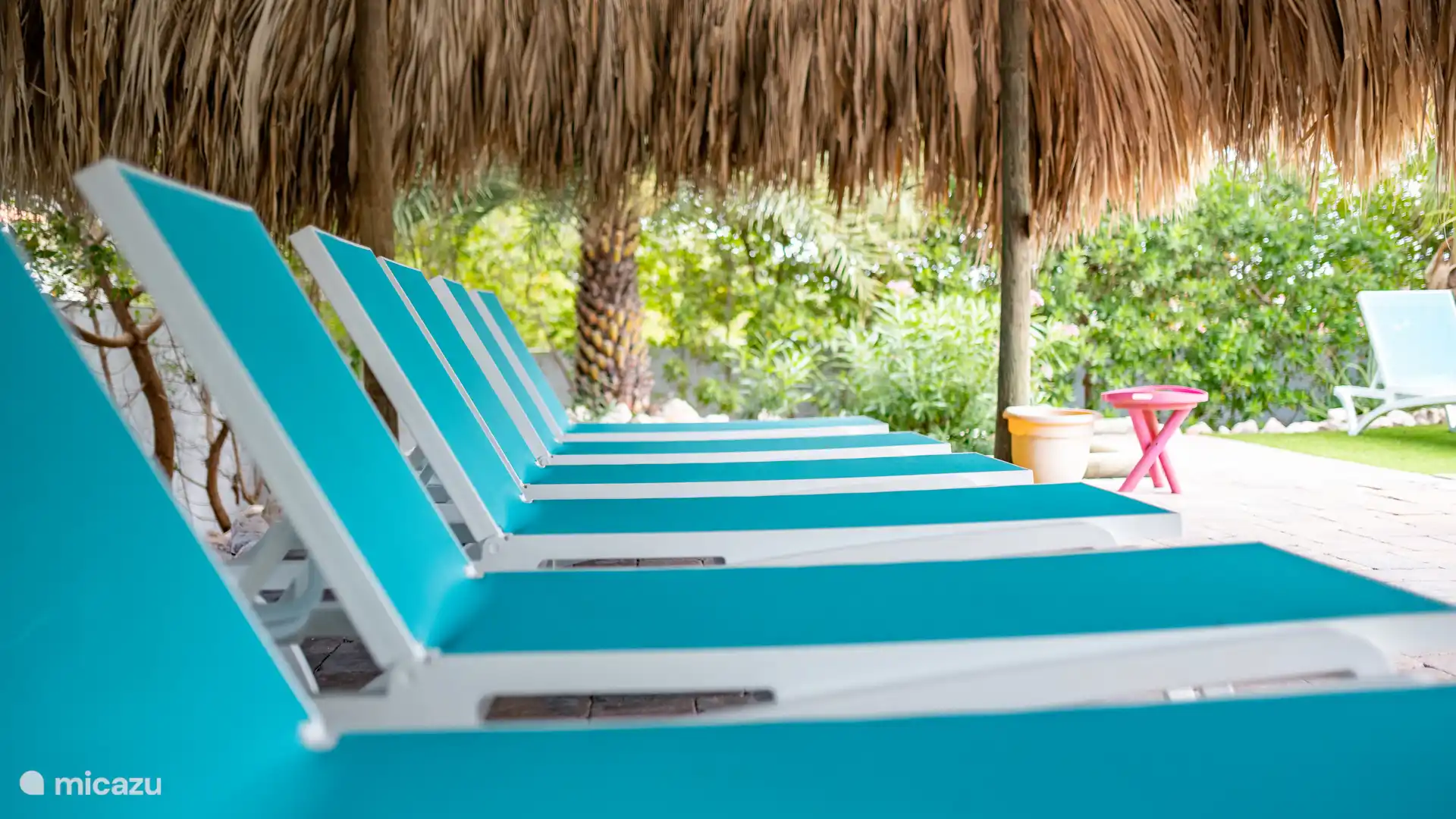 Tropische Palapa mit Sonnenliegen am Pool