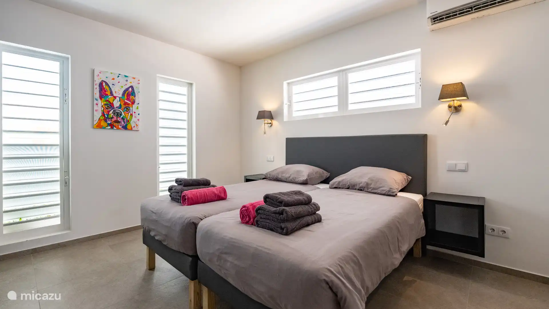 Schlafzimmer mit 220-Volt-Steckdosen, energieeffizienter Klimaanlage und bequemen Boxspringbetten