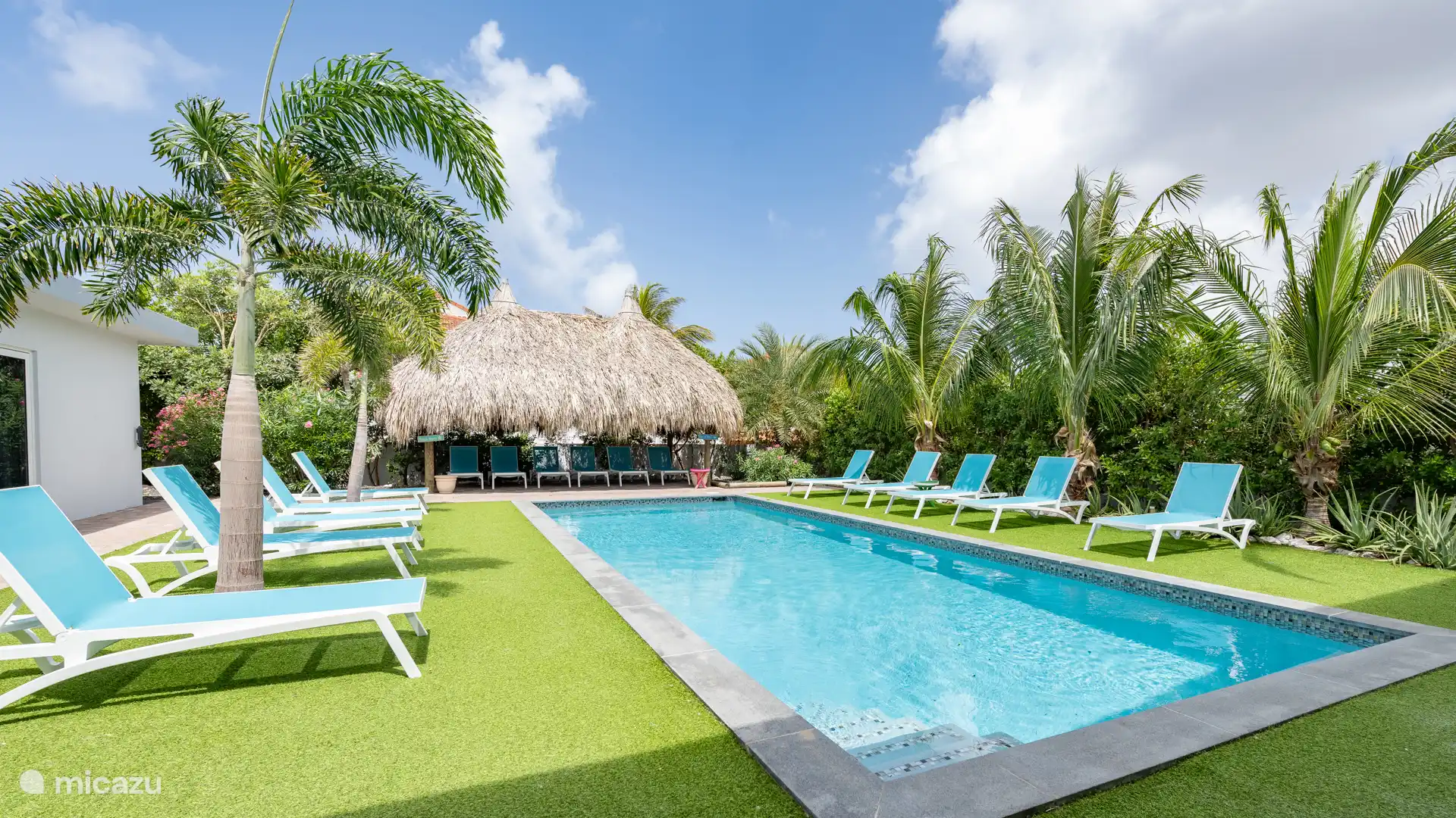 Privater Swimmingpool mit Sonnenterrasse