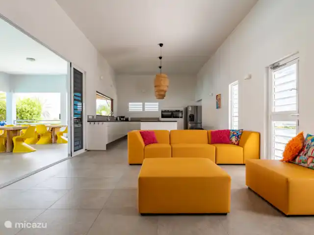 Villa La Familia Retreat, Jan Thiel | Curaçao, Banda Ariba (est), Jan Thiel - villa Salon avec cuisine ouverte luxueuse