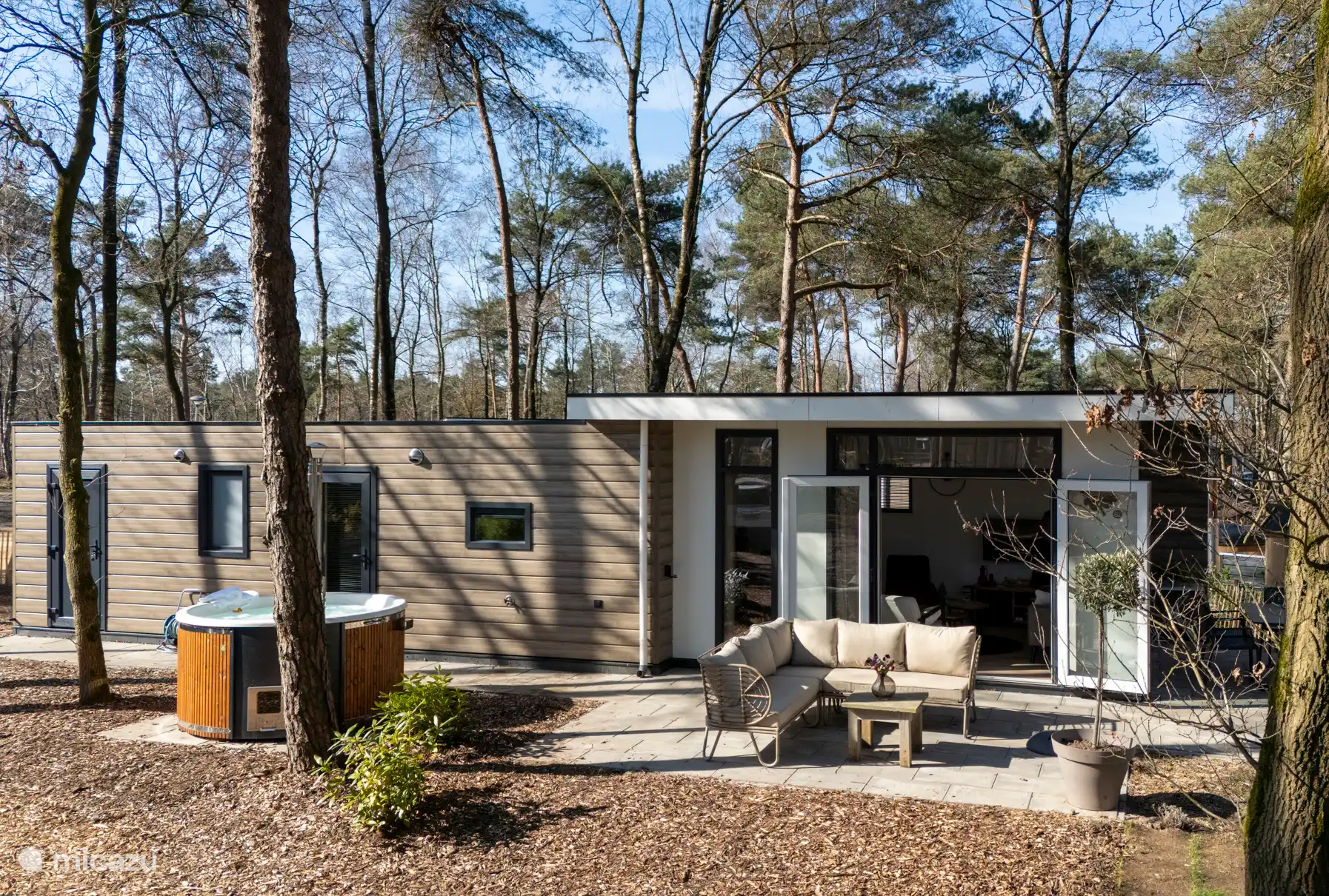 Photo 1
Le salon est à l’avant avec une vue sur la forêt et le champ