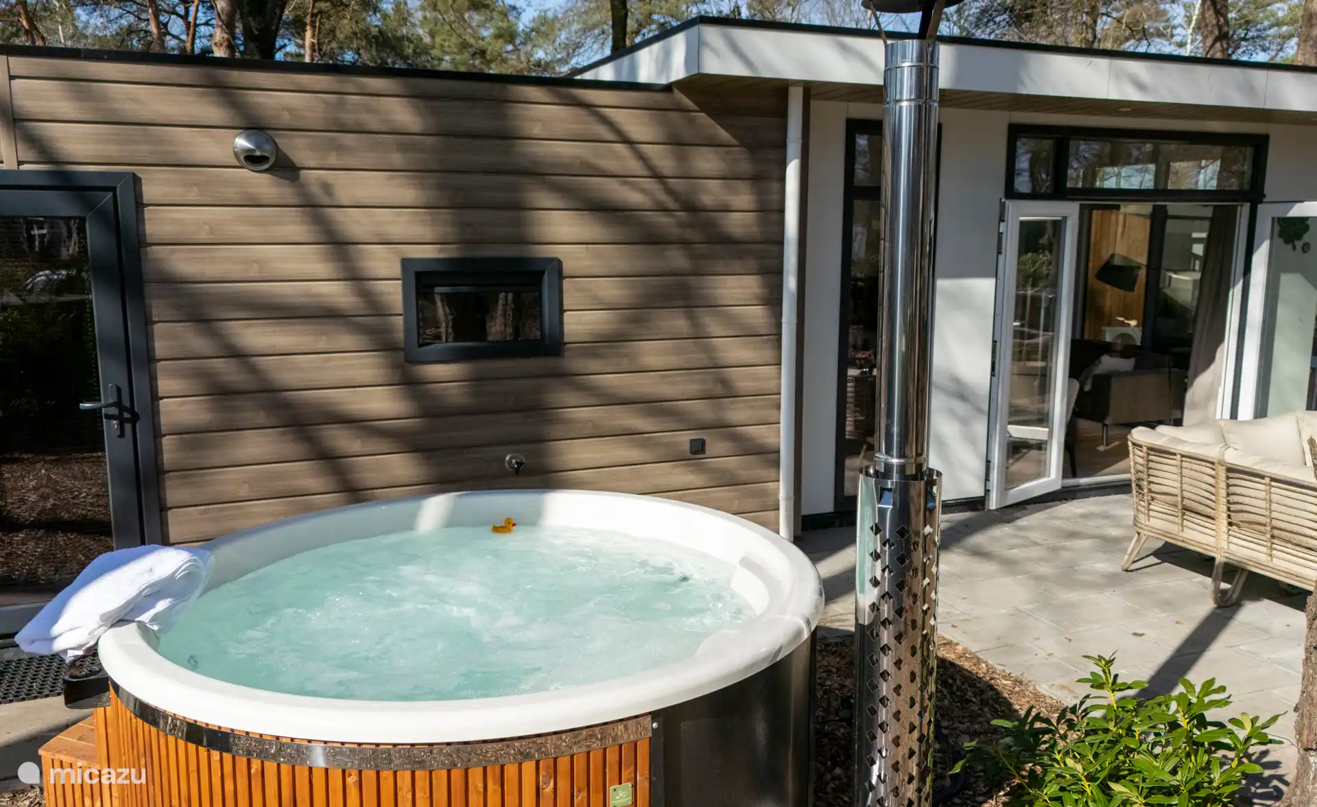 Bain à remous au feu de bois