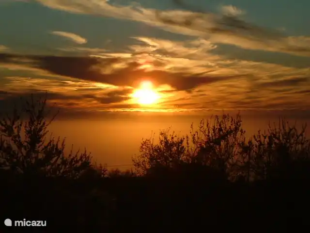 Blick bei Sonnenuntergang auf den Atlantik