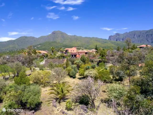 Wandelen, Spanje, La Palma, El Paso, gîte / cottage Hacienda La Centenaria  Hacienda La Centenaria met uitzicht op het Nationaal Park La Caldera de Taburiente, het biosfeerreservaat, de Bejenao-piek en El Guanche Dormido