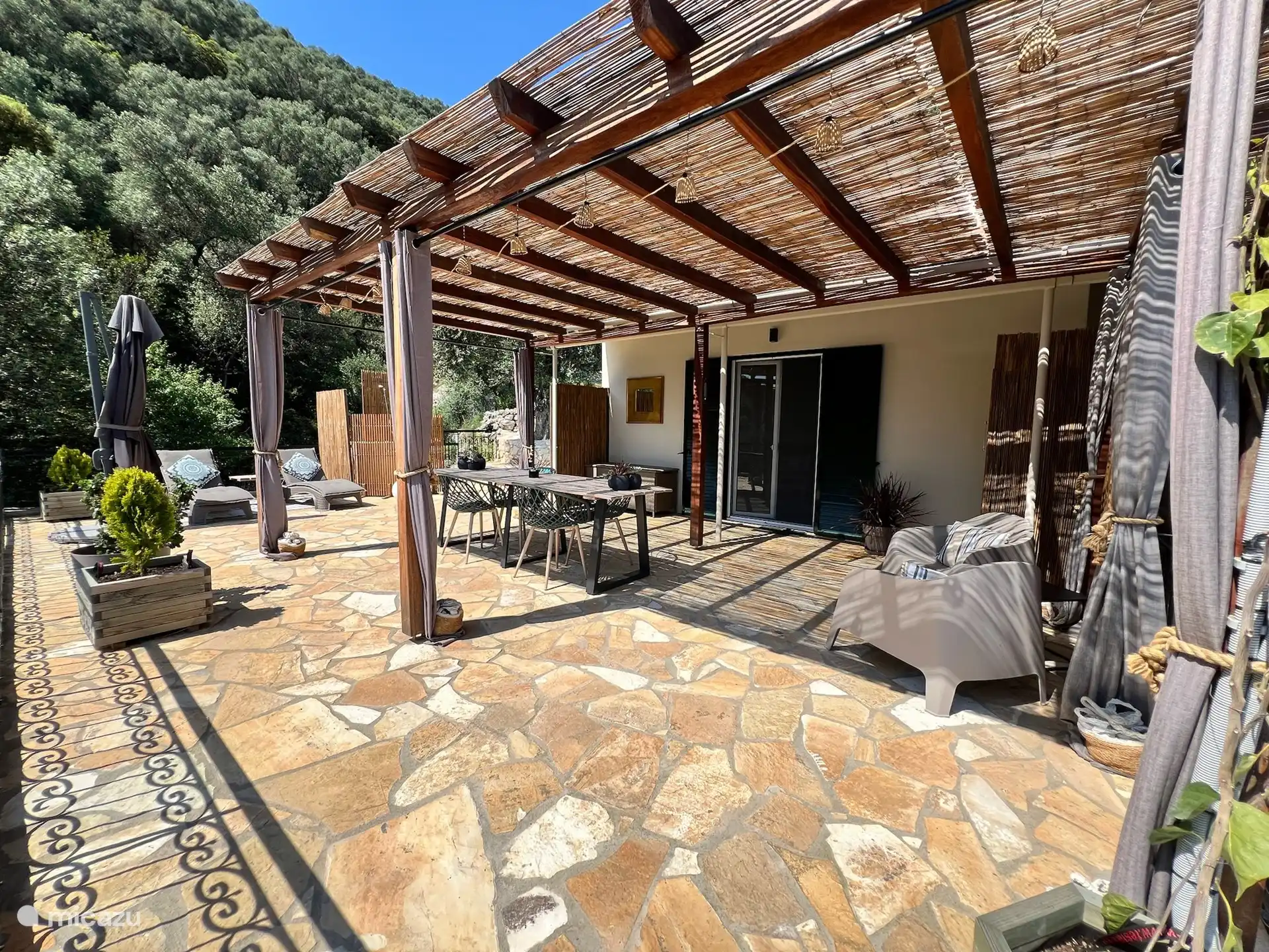 Table à manger et pergola.