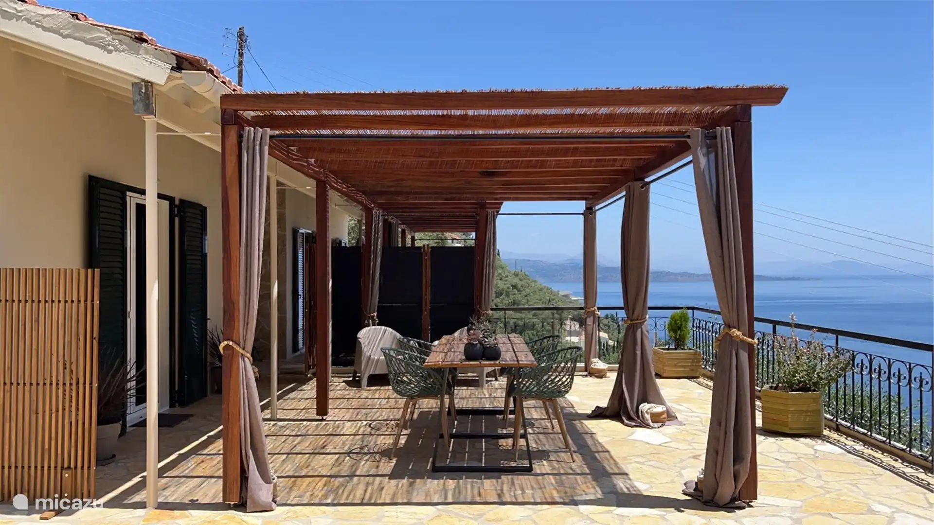 Terrasse privée avec vue sur la mer.