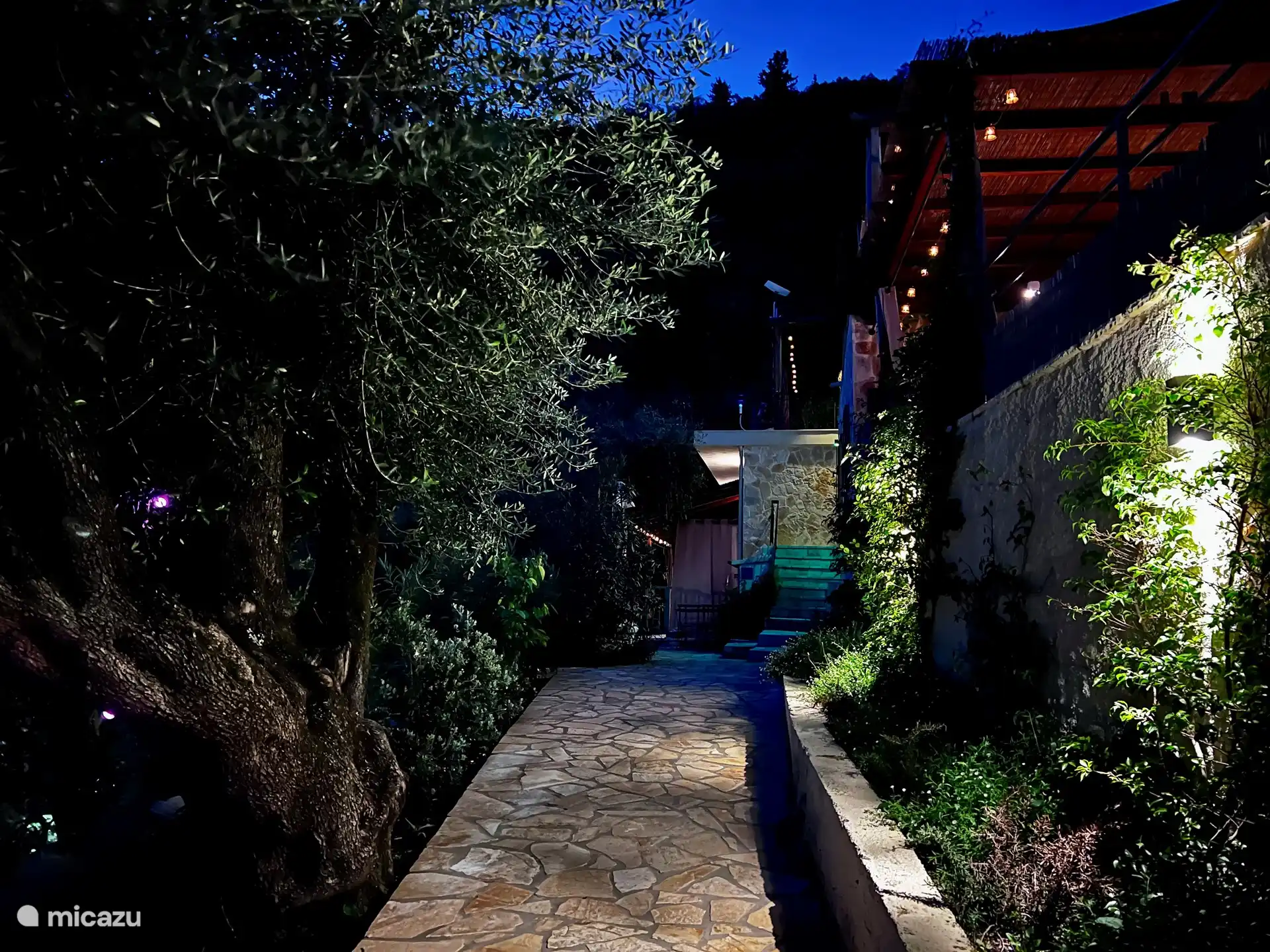 Entrée La Strade Appartements de nuit