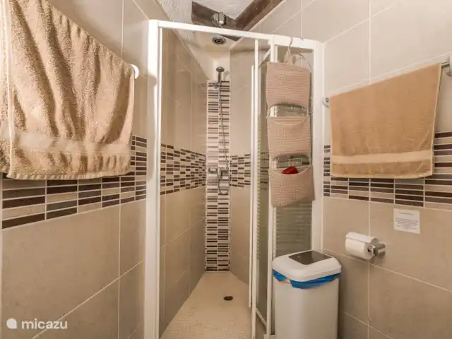 Casa au Lilas Rosa | Espagne, Costa Blanca, Benissa - villa Salle de bain au rez-de-chaussée avec douche, toilettes et deux lavabos. Les serviettes sont fournies.