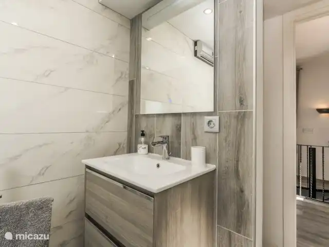 Casa au Lilas Rosa | Espagne, Costa Blanca, Benissa - villa Salle de bain attenante pour la chambre Veni, Vidi, Vici au deuxième étage.  Les serviettes sont fournies.