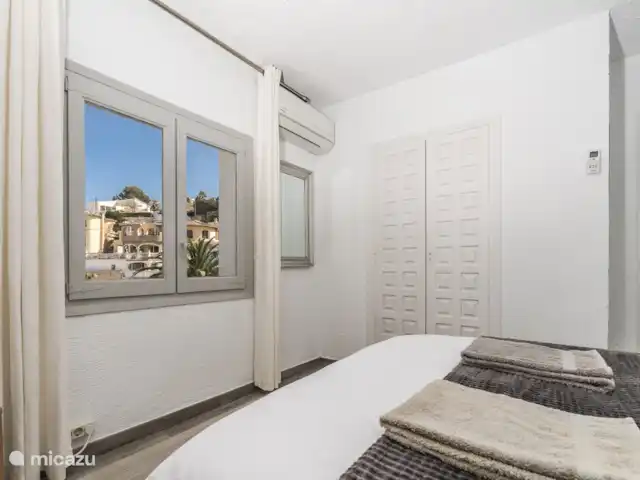 Casa au Lilas Rosa | Espagne, Costa Blanca, Benissa - villa Chambre double avec armoire double intégrée et chambre avec salle de bains.  Vues sur la vallée.  Accès à la salle à manger à l’étage par de grandes portes intérieures cintrées.  Literie et serviettes fournies.