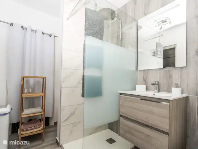 Casa au Lilas Rosa | Espagne, Costa Blanca, Benissa - villa Salle de bain attenante pour la chambre double Mens sana en corpore sano.  Serviettes fournies.