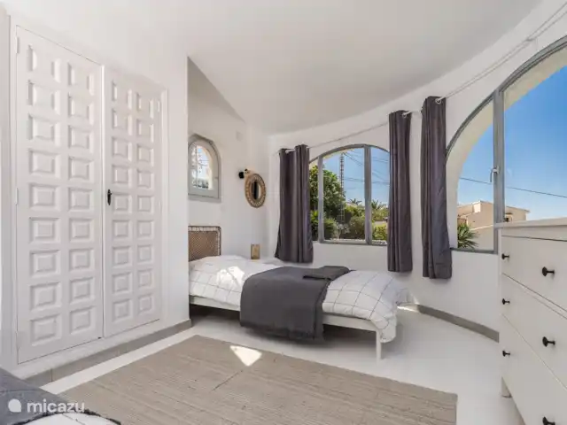 Casa au Lilas Rosa | Espagne, Costa Blanca, Benissa - villa Chambre au troisième étage avec deux lits simples, une armoire intégrée et une commode.  Accessible par l’escalier extérieur en colimaçon et dispose d’un accès privé au solarium par le deuxième escalier extérieur,