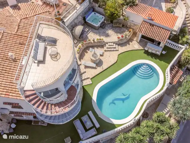 Casa au Lilas Rosa | Espagne, Costa Blanca, Benissa - villa Espaces de restauration et de détente en plein air comprenant une piscine privée, des terrasses, deux tables à manger, une terrasse gazonnée et d’authentiques terrasses en pierre espagnole, des chaises longues et un bar extérieur.