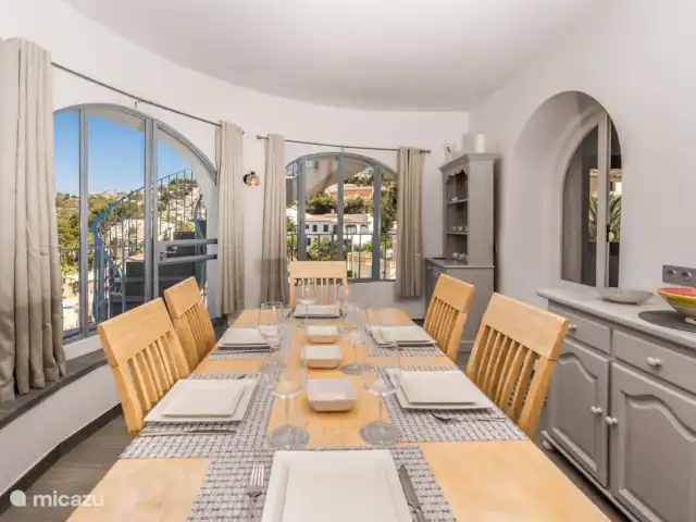 Casa au Lilas Rosa | Espagne, Costa Blanca, Benissa - villa Table de salle à manger intérieure pouvant accueillir jusqu’à 8 personnes.  Vue imprenable sur la vallée.