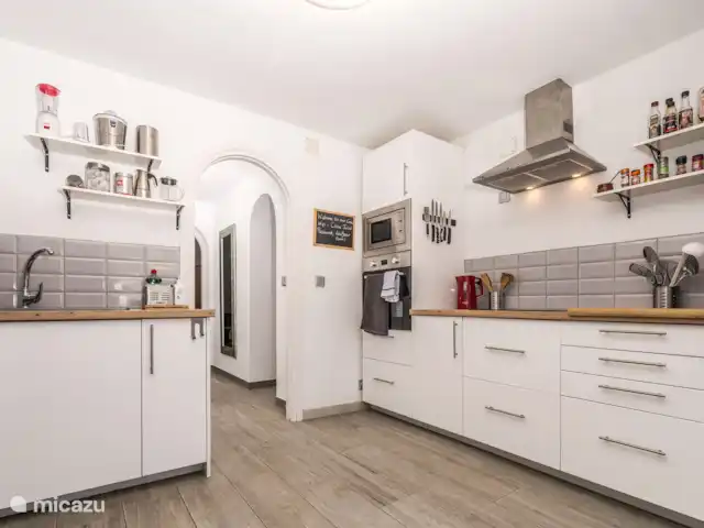Casa au Lilas Rosa | Espagne, Costa Blanca, Benissa - villa Cuisine du rez-de-chaussée accessible depuis la deuxième terrasse et la porte d’entrée de La Casa.  Cette cuisine a un accès direct à la piscine et à la terrasse gazonnée