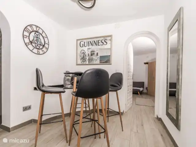 Casa au Lilas Rosa | Espagne, Costa Blanca, Benissa - villa Couloir au rez-de-chaussée avec un petit coin repas ou un bar intérieur pour les jours de pluie ou comme un endroit idéal pour jouer aux cartes ou écouter de la musique à l’intérieur, à l’abri du soleil d’été. Contient un distributeur d’eau et un refroidisseur de bouteilles,