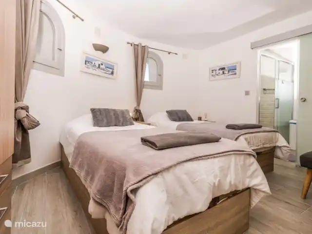 Casa au Lilas Rosa | Espagne, Costa Blanca, Benissa - villa Carpe Noctem - soit un lit super king size, soit deux lits simples avec salle de douche attenante.  Au rez-de-chaussée avec accès à la cuisine du rez-de-chaussée et petit coin petit-déjeuner intérieur. Vue sur la piscine et la vallée depuis la chambre et la salle de bain attenante. Dispose d’une armoire double et d’une commode.
