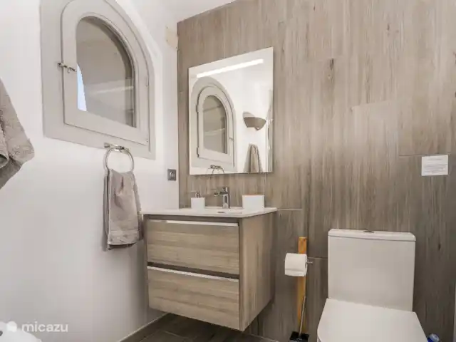Casa au Lilas Rosa | Espagne, Costa Blanca, Benissa - villa Salle de bain attenante pour notre chambre Carpe Noctem au rez-de-chaussée.  Les serviettes sont fournies.