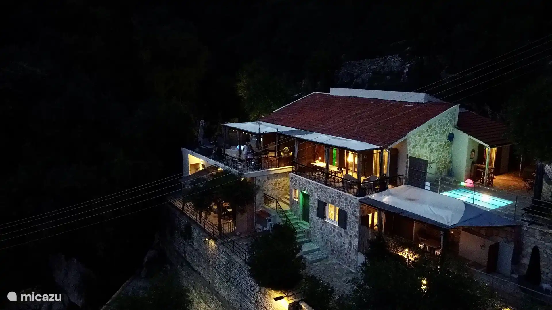 La Strade Apartments de nuit.