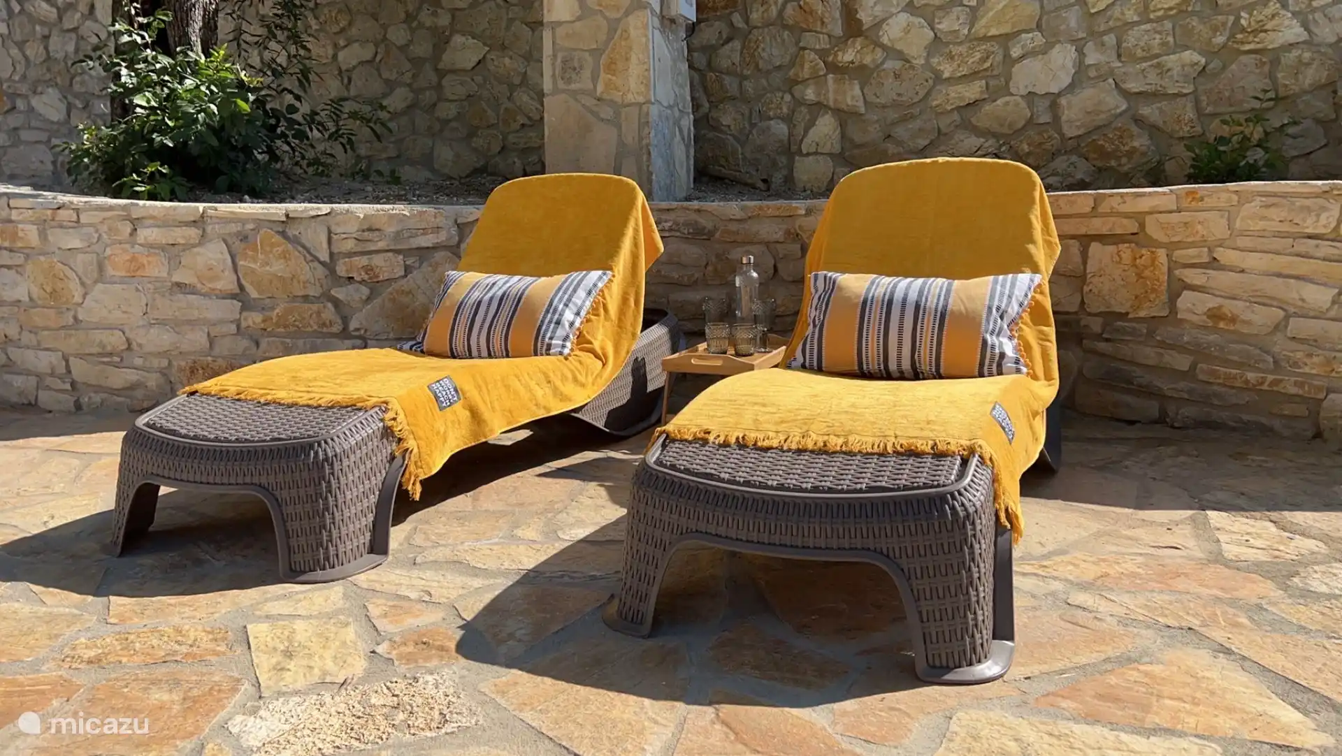 Chaises longues sur la terrasse 1