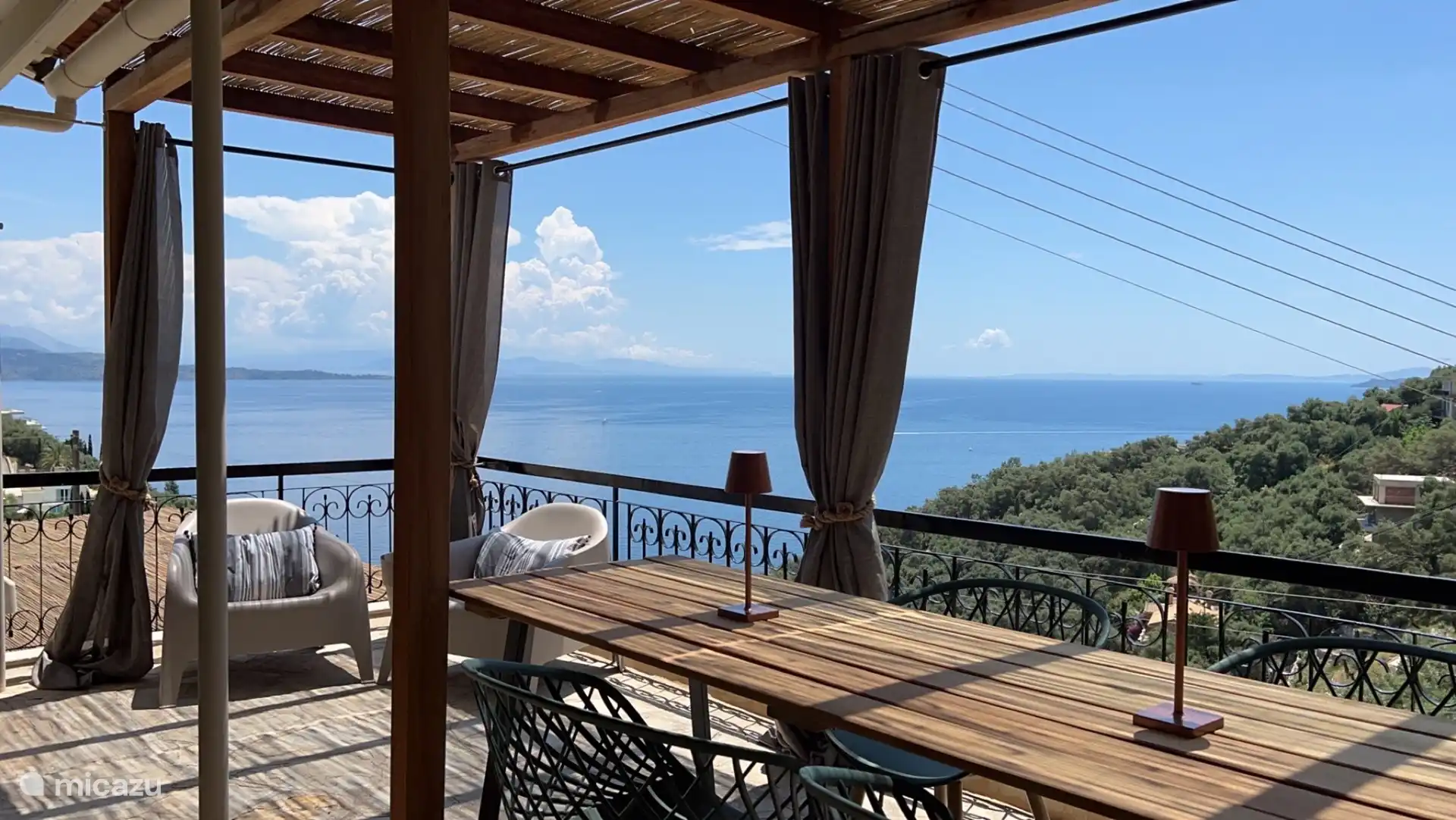Terrasse 2 avec grande table à manger et vue sur la mer.