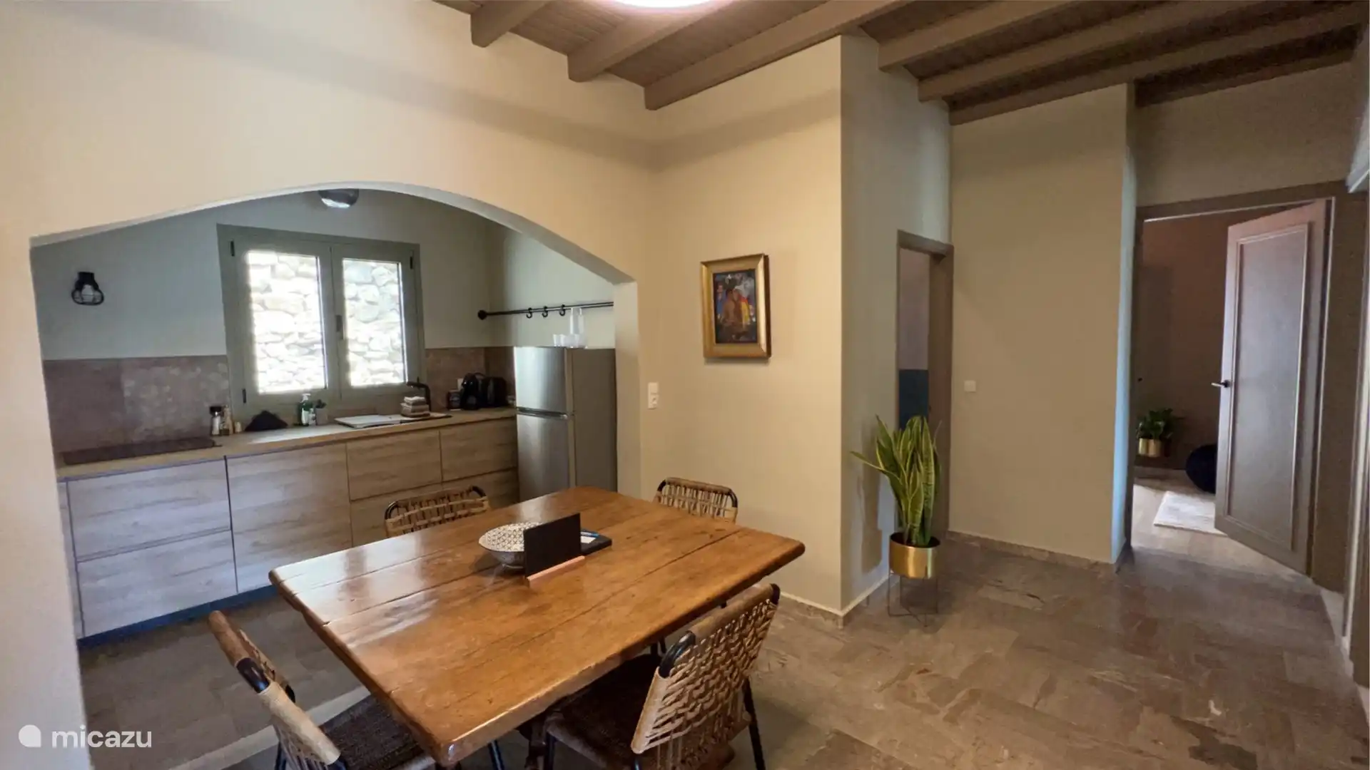 Cuisine et table à manger.