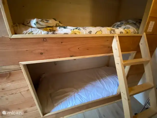 Maison CouCou 1 | France, Dordogne, Jumilhac-le-Grand - gîte / cottage La deuxième chambre avec un lit box confortable en bois d’échafaudage.