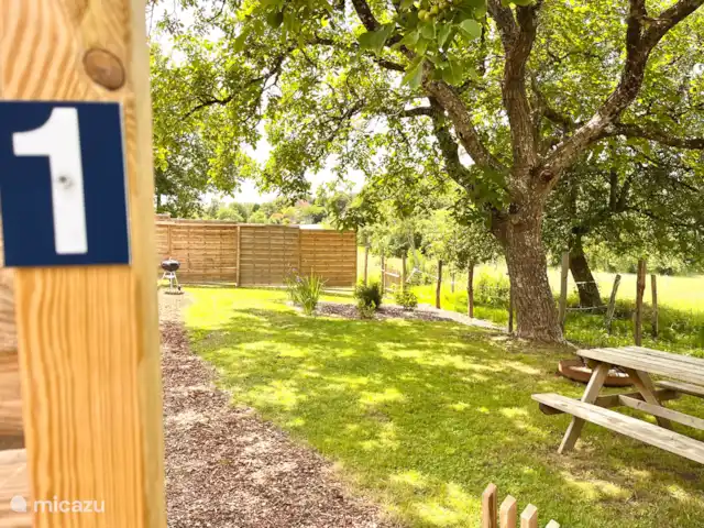Maison CouCou 1 | France, Dordogne, Jumilhac-le-Grand - gîte / cottage Jardin entièrement clôturé avec salon, chaises longues et table de pique-.