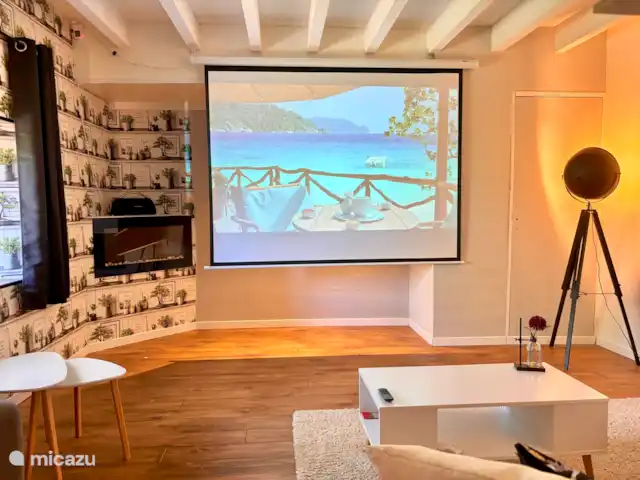 Maison CouCou 1 | France, Dordogne, Jumilhac-le-Grand - gîte / cottage Le salon cosy de la Maison CouCou I avec grand écran de projection.